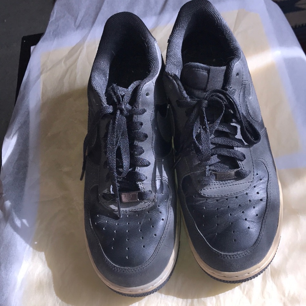 Black Nike AF1s
